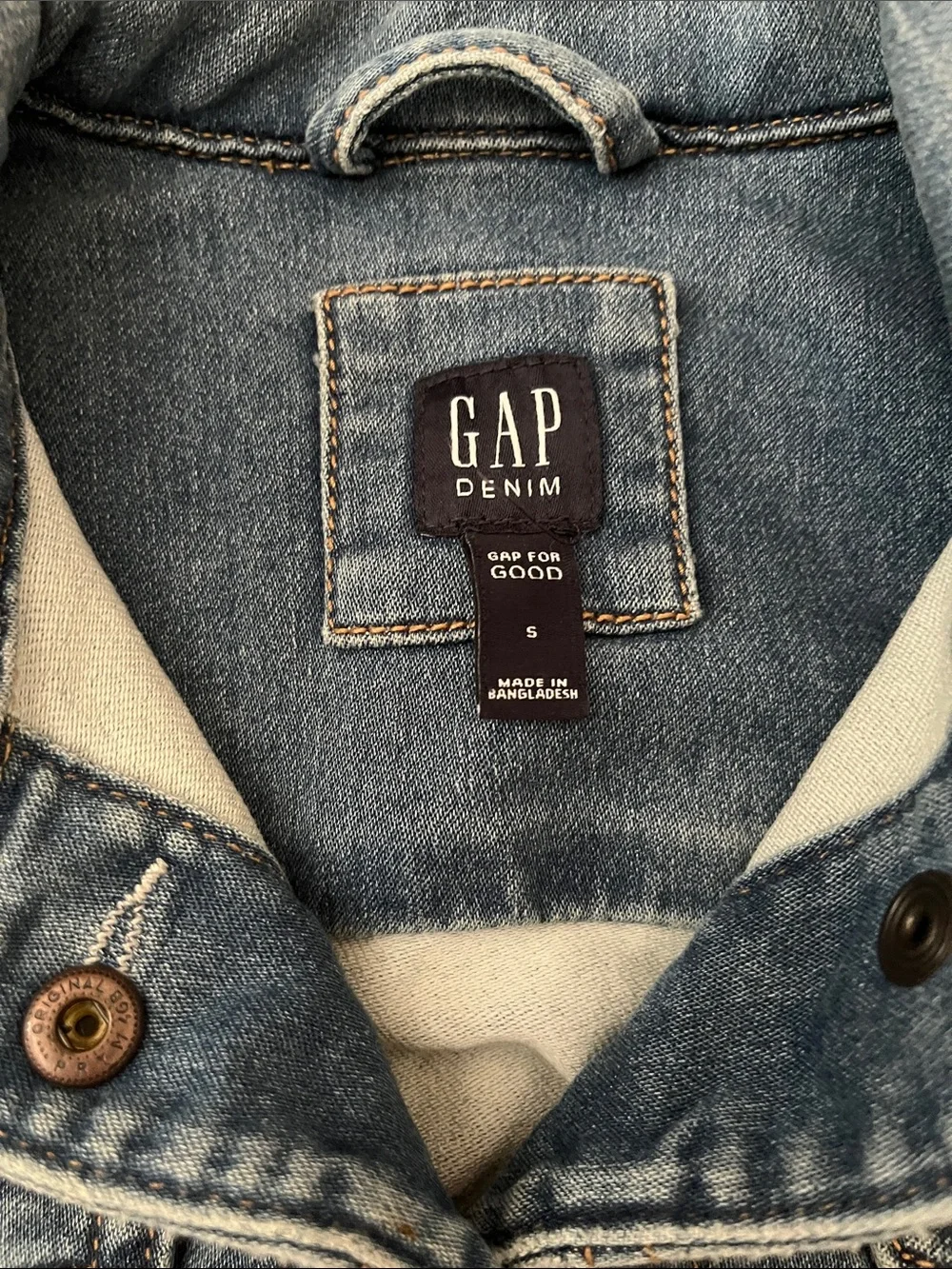 GAPKids size small (6/7) Medium Wash Blue Denim Jacket with Button Front